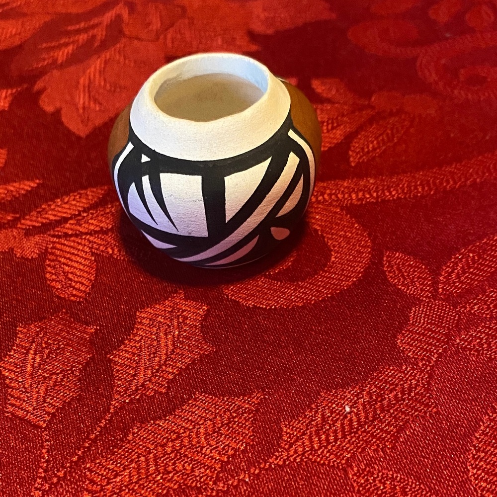 Isleta Pueblo Handcrafted mini Vase with traditional Design